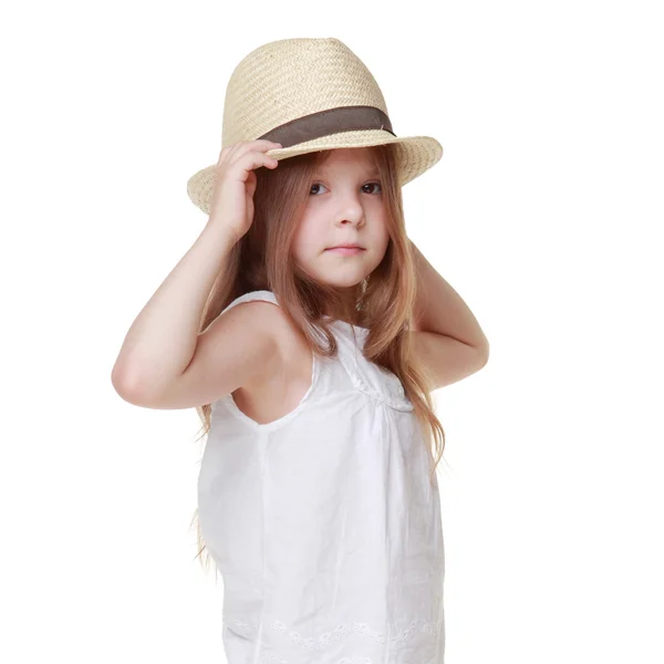 Ragazza in un abito estivo e un cappello — Foto Stock