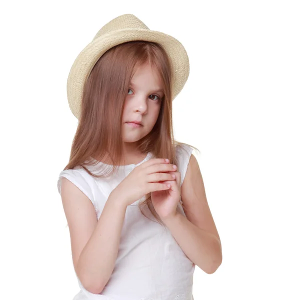 Meisje in een zomerjurk en een hoed — Stockfoto
