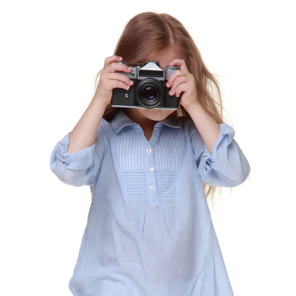 Flicka håller fotokamera — Stockfoto