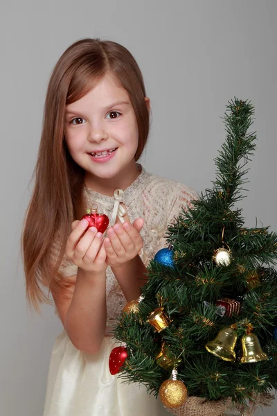 Flicka nära trädet cristmas — Stockfoto