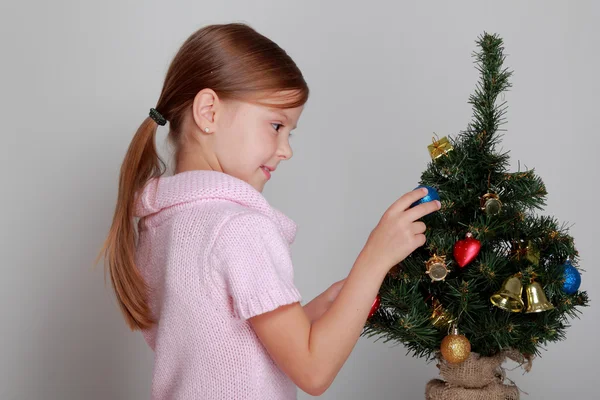 Маленькая девочка возле рождественской елки — стоковое фото