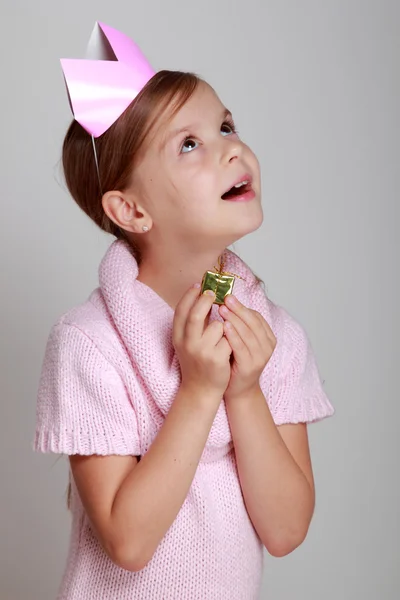 Young girl with a crown holding a gift — Stock Photo, Image