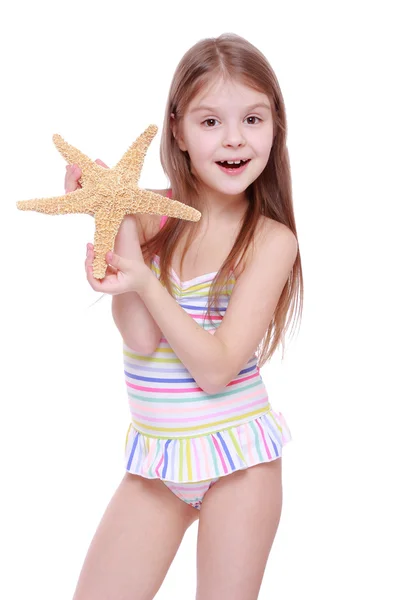 Chica con una estrella de mar en sus manos —  Fotos de Stock