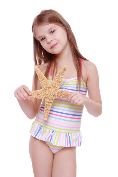 Chica con una estrella de mar en sus manos — Foto de Stock