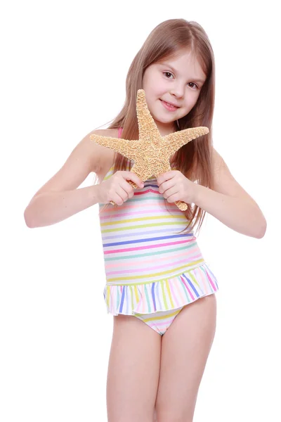 Chica con una estrella de mar en sus manos — Foto de Stock