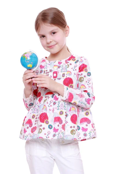 Девушка с глобусом в руках — стоковое фото