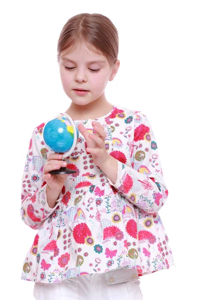 手で地球を持つ少女 — ストック写真