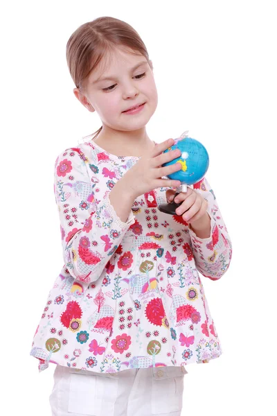 Девушка с глобусом в руках — стоковое фото