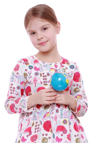 Menina com o globo nas mãos — Fotografia de Stock