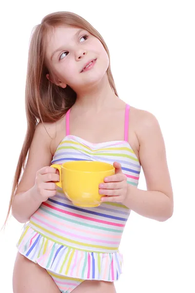 Bambina con grande tazza gialla — Foto Stock