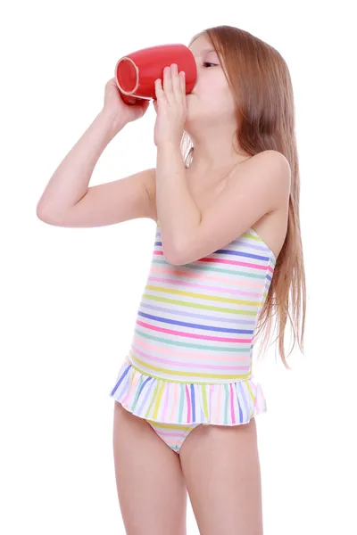 Kleines Mädchen mit großer roter Tasse — Stockfoto