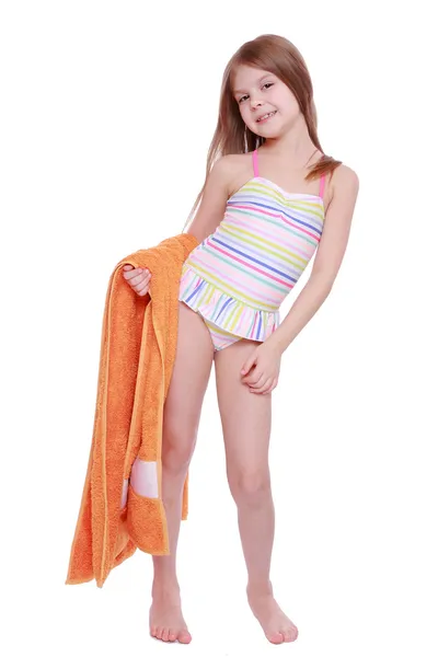 Niña en traje de baño sosteniendo la toalla — Foto de Stock