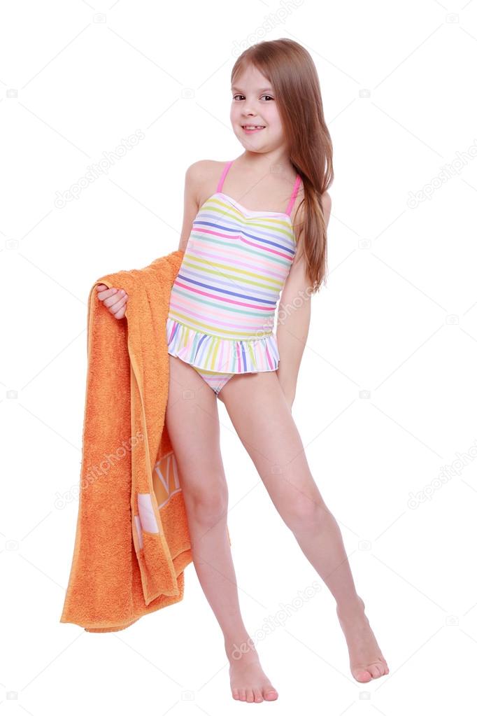 Kleine Mädchen Im Badeanzug Handtuch Holding — Stockfoto © Mari1photo 40239655