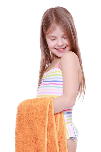 Menina em maiô segurando toalha — Fotografia de Stock