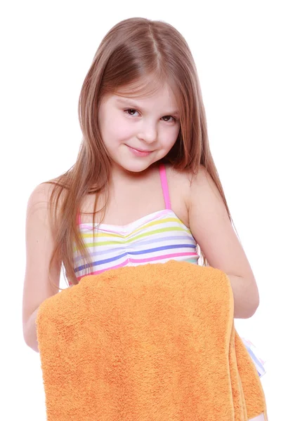 Μικρό κορίτσι στο μπανιερό κρατώντας πετσέτα — Φωτογραφία Αρχείου