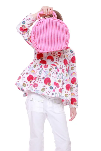 Menina com uma cesta rosa — Fotografia de Stock