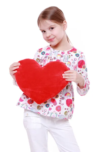 Mladá dívka s obrovské červené srdce — Stock fotografie