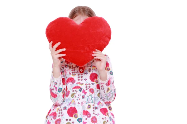 Молодая девушка с огромным красным сердцем — стоковое фото