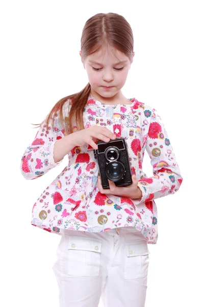 Девушка держит винтажную камеру — стоковое фото
