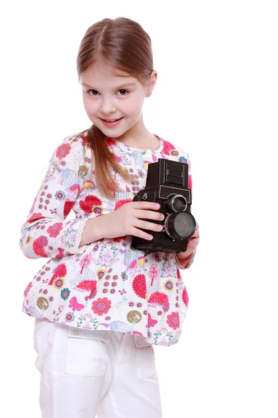 Menina segurando uma câmera vintage — Fotografia de Stock