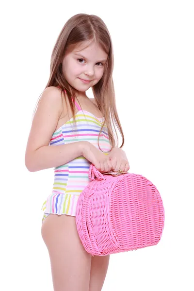 Klein meisje in zwembroek met mandje — Stockfoto