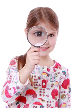 Kız büyüteçten bakıyor