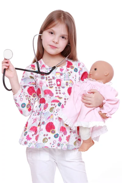 Criança brincando com boneca brinquedo — Fotografia de Stock