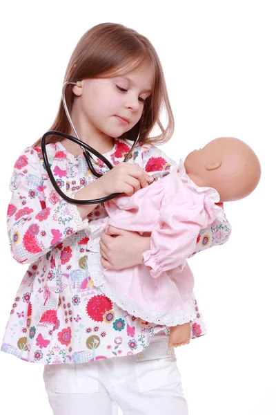 Criança brincando com boneca brinquedo — Fotografia de Stock