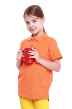 Kırmızı çay bardağı olan kız