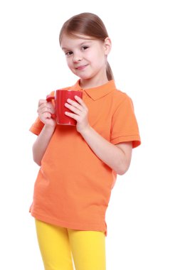 Kırmızı çay bardağı olan kız