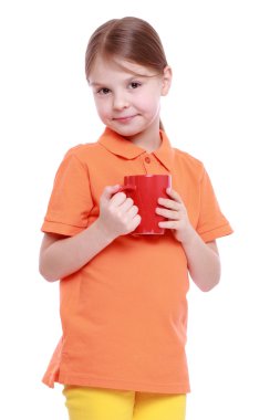 Kırmızı çay bardağı olan kız