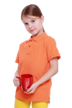 Kırmızı çay bardağı olan kız