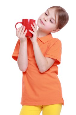 Kırmızı çay bardağı olan kız