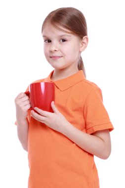 Kırmızı çay bardağı olan kız