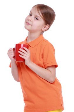 Kırmızı çay bardağı olan kız