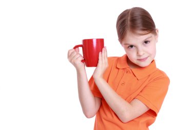 Kırmızı çay bardağı olan kız
