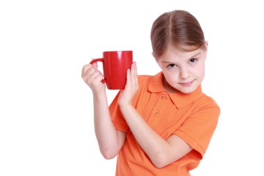 Kırmızı çay bardağı olan kız