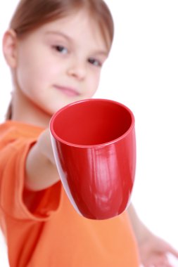 Kırmızı çay bardağı olan kız