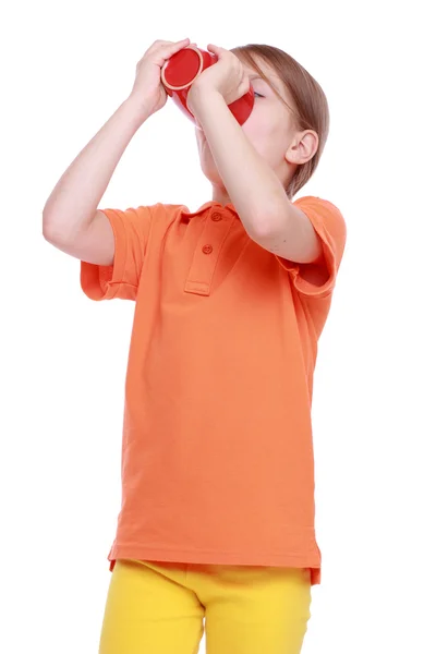 Mädchen mit roter Teetasse — Stockfoto