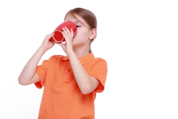 Mädchen mit roter Teetasse — Stockfoto