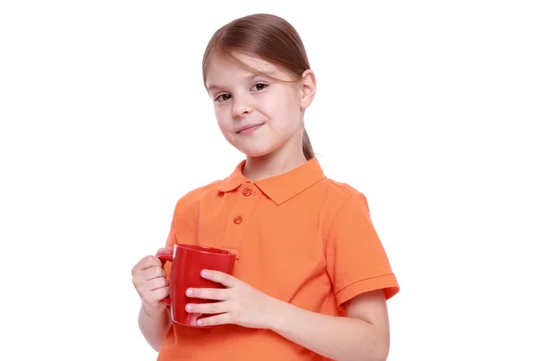 Mädchen mit roter Teetasse — Stockfoto