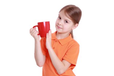 Kırmızı çay bardağı olan kız
