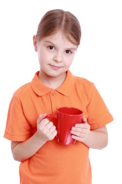 Kırmızı çay bardağı olan kız