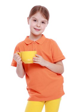 çay bardağı ile çocuk