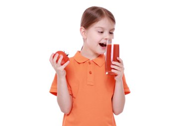 kırmızı domates suyu ile kız