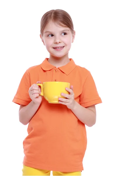 Ребенок с чашкой чая — стоковое фото