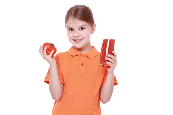 Dívka s chutné červené rajčatové šťávy — Stock fotografie