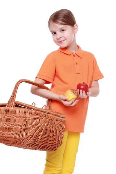 Chica con manzanas y cesta — Foto de Stock