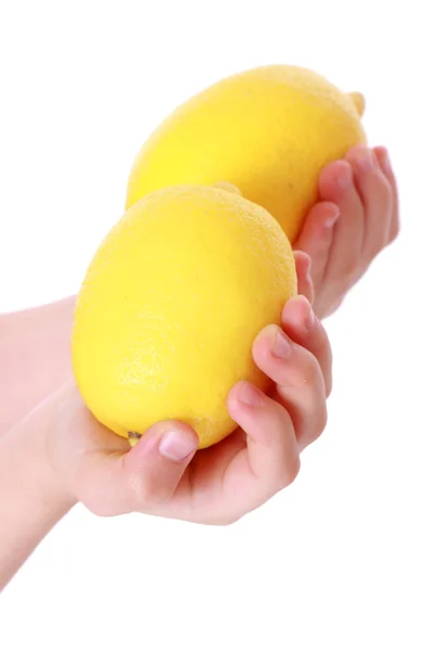 Руки с лимонами — стоковое фото