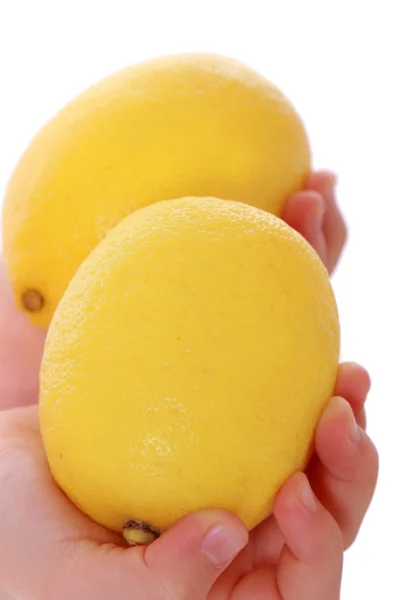 Руки с лимонами — стоковое фото